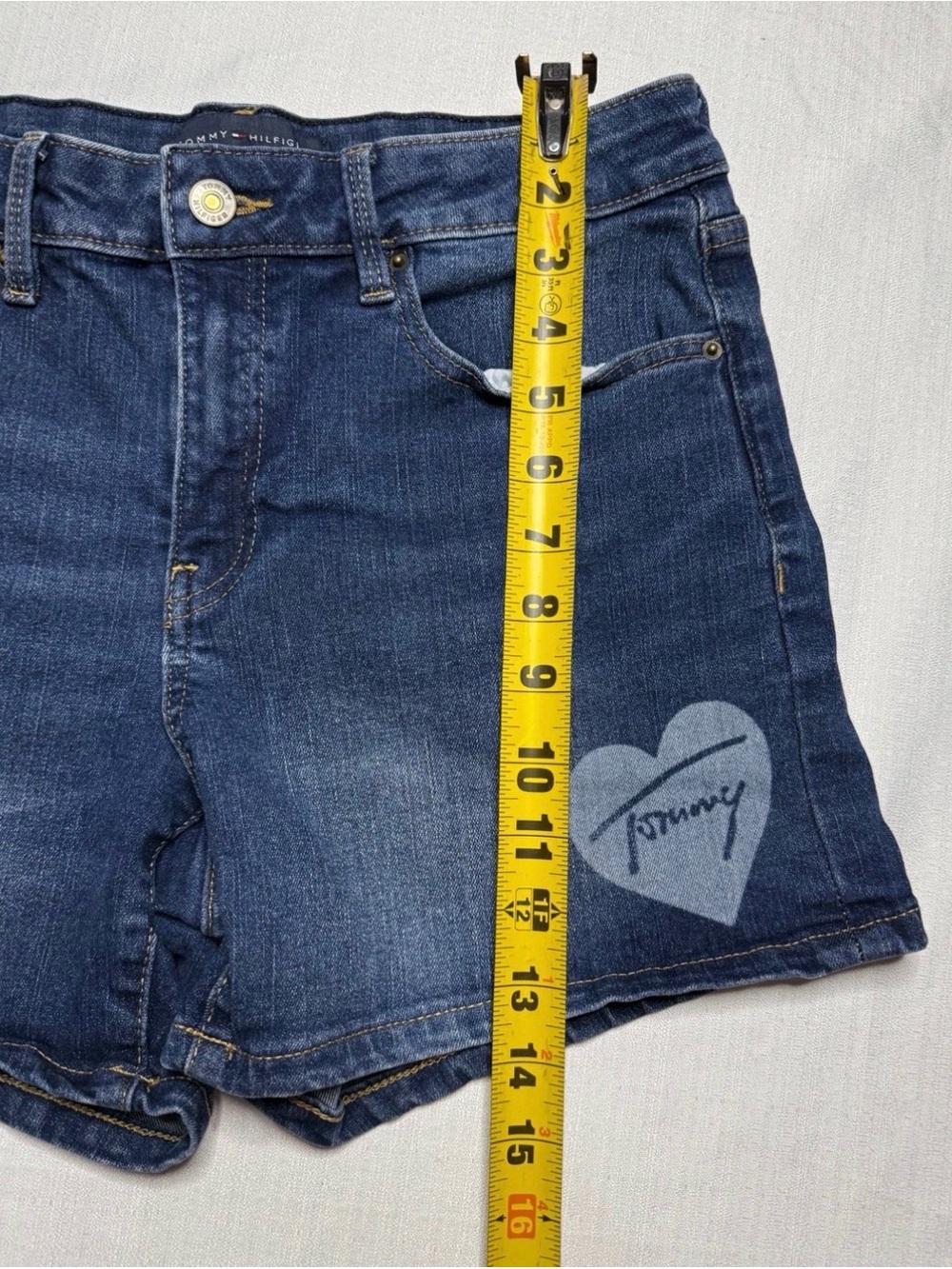 Tommy Hilfiger Women’s Greenwich Mid Rise Denim Shorts Size 6 - Picture 8 of 9